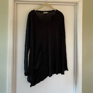 Chalet et cici V-neck Angular Hem Lightweight Top